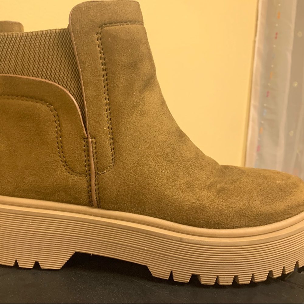 Boots color brown size 7